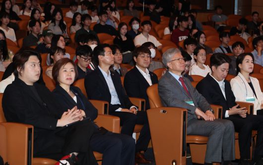 개혁신당 이준석 대선 후보가 17일 서울 강남구 삼성동 코엑스에서 열린 제11회 젊은의사포럼에 참석해 있다. 오른쪽부터 이 후보, 김택우 대한의사협회 회장, 박단 대한전공의협의회 비상대책위원장. 연합뉴스