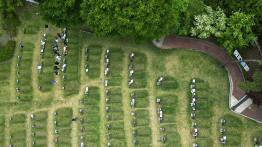 5·18 민주화운동 45주기를 이틀 앞둔 16일 광주 북구 망월동 민주민주열사묘역을 찾은 참배객들이 묘지를 둘러보고 있다.