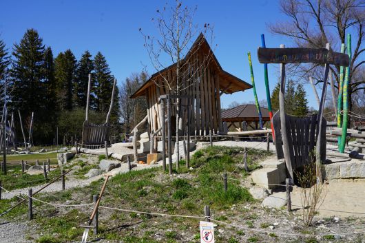 독일 바이에른주 후글핑 마을의 놀이터. 입구 팻말에 ‘모험 놀이터(Abenteuerspielplatz)’라고 적혀 있다. 어린이, 청소년, 학부모 등 주민들이 기획해 만든 놀이터로, 집라인, 터널 공간이 있는 정자 등 놀이기구 18개가 설치됐다. 진정은씨 제공