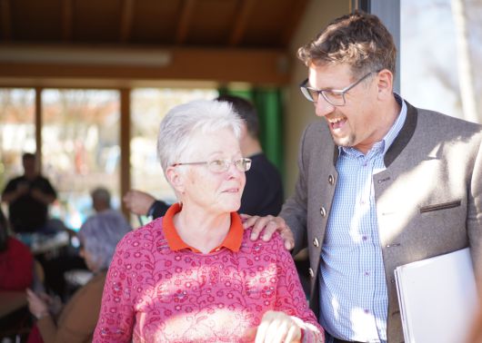 커뮤니티센터 앞에서 수공예 모임 회장인 한네 슈나이더(왼쪽)와 마을 면장인 마르쿠스 후버가 이야기를 나누고 있다. 진정은씨 제공.
