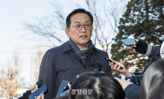 윤석열 대통령 측 변호인인 석동현 변호사가 지난 2월 20일 서울 종로구 헌법재판소에서 열린 윤석열 대통령 탄핵심판 10차 변론기일에 출석하며 취재진의 질문에 답하고 있다.  사진공동취재단