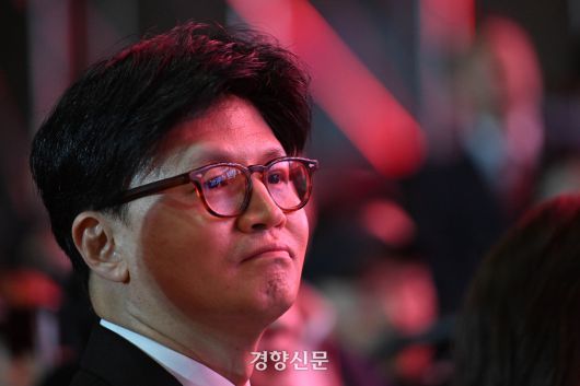 국민의힘 한동훈 대선 후보가 지난 3일 경기 일산 킨텍스에서 열린 제5차 전당대회에서 탈락한 후 김문수 후보의 수락연설을 바라보고 있다. 국회사진기자단