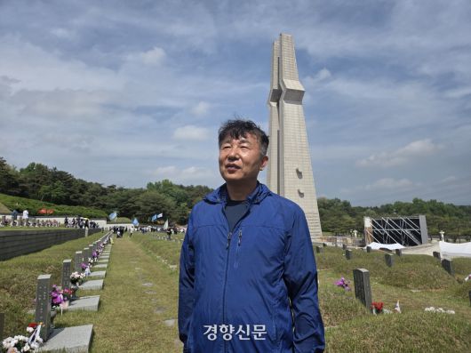 지난 17일 조세연씨(63)가 국립5·18민주묘지를 둘러보고 있다. 우혜림 기자