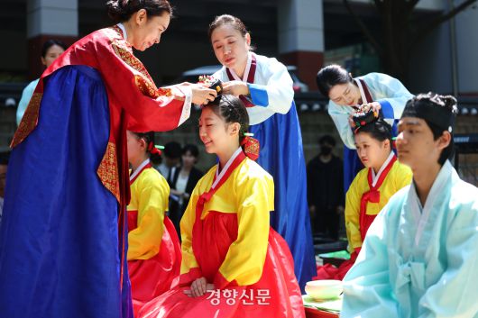 ‘성년의 날’을 하루 앞둔 19일 오후 서울 덕수궁 돌담길에서 열린 ‘성년의 날 기념행사’에서 올해 성년이 되는 청소년들이 ‘전통 성년례’를 치르고 있다. 2025.5.18. 정지윤 선임기자