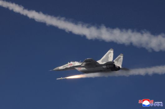 김정은 북한 국무위원장이 지난 15일 제1공군사단 관하 비행연대를 방문해 공군 반항공(방공)전투 및 공습 훈련을 지도했다고 조선중앙통신이 지난 17일 보도했다. 북한 미그-29 전투기가 미사일을 실사격하고 있는 모습. 연합뉴스