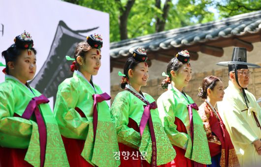 ‘성년의 날’을 하루 앞둔 19일 오후 서울 덕수궁 돌담길에서 열린 ‘성년의 날 기념행사’에서 올해 성년이 되는 청소년들이 ‘전통 성년례’를 치르고 있다. 2025.5.18. 정지윤 선임기자