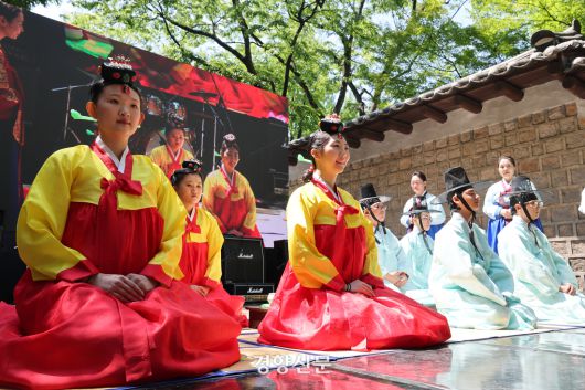 ‘성년의 날’을 하루 앞둔 19일 오후 서울 덕수궁 돌담길에서 열린 ‘성년의 날 기념행사’에서 올해 성년이 되는 청소년들이 ‘전통 성년례’를 치르고 있다. 2025.5.18. 정지윤 선임기자