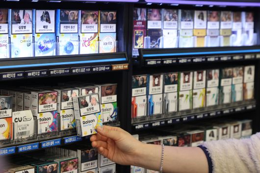 지난해 12월 담뱃갑 포장에 ‘폐암으로 가는 길’, ‘남을 병들게 하는 길’ 등 새로운 경고 문구와 그림이 표기됐다. 연합뉴스