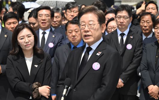 이재명 더불어민주당 대선 후보가 18일 광주 북구 국립5·18민주묘지에서 열린 제45주기 5·18 민주화운동기념식에 참석한 뒤 기자들과 질의응답을 하고 있다. 국회사진기자단