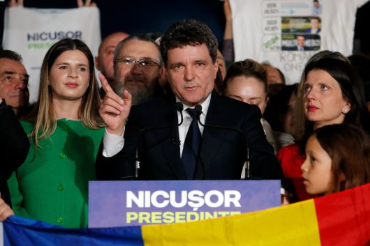 니쿠쇼르 단  부큐레슈티 시장이 18일(현지시간) 루마니아 대통령 결선투표 1차 출구조사 후 연설하고 있다. 신화연합뉴스