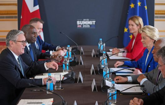 키어 스타머 영국 총리(왼쪽 맨 앞), 우르줄라 폰데어라이엔 유럽연합(EU) 집행위원회 위원장(오른쪽 앞에서 세번째)) 등이 영국과 EU 간의 회의에 참석하고 있다. AFP연합뉴스