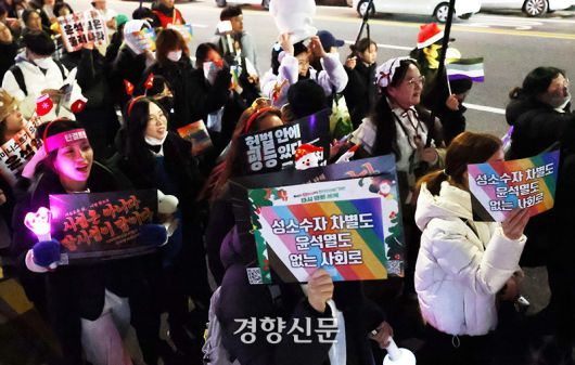 차별금지법제정연대 등으로 구성된 윤석열 퇴진! 세상을 바꾸는 네트워크 주최로 지난해 12월 25일 열린 ‘윤석열 퇴진하고 평등세상으로’ 집회를 마친 참가자들이 헌법재판소로 행진하고 있다. 한수빈 기자