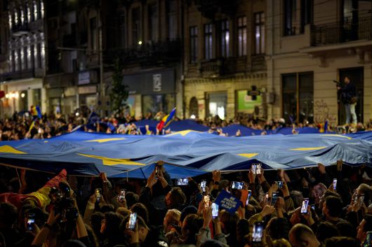 승리의 상징 된 EU 깃발 루마니아 대통령 선거가 치러진 18일(현지시간) 부쿠레슈티에서 니쿠쇼르 단 후보 지지자들이 대형 유럽연합(EU) 깃발을 들고 있다. AP연합뉴스