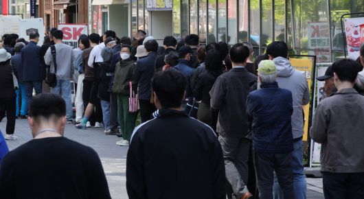 가입자 유심(USIM) 정보를 탈취당한 SK텔레콤이 유심 무료교체 서비스를 시작한 지난달 28일 서울 시내 한 SKT 대리점에서 시민들이 유심 교체를 위해 차례를 기다리고 있다. 연합뉴스