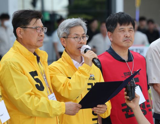 권영국 민주노동당 대선 후보가 19일 울산시 북구 현대자동차 울산공장 정문에서 기자회견을 하고 있다. 연합뉴스