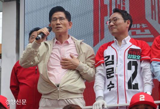 김문수 국민의힘 대선 후보가 20일 오후 서울 강서구 남부골목시장 앞 유세차량에 올라 점퍼 지퍼를 내리며 자신은 방탄복을 입지 않았다고 발언하고 있다. 성동훈 기자