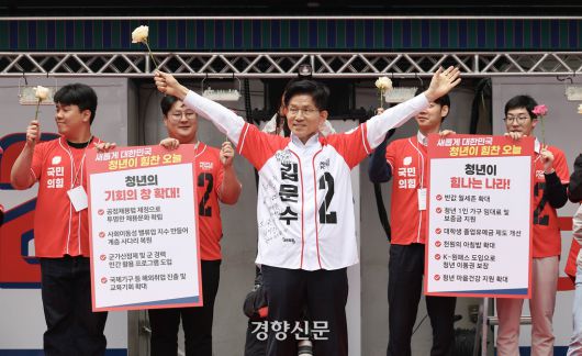 김문수 국민의힘 대선 후보가 19일 오전 서울 중구 청계광장에서 열린 “청년이 바라는 대한민국“ 행사에서 정책을 위한 공약을 발표한 뒤 손을 들어보이고 있다. 한수빈 기자