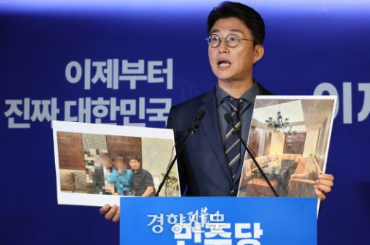 노종면 더불어민주당 선대위 대변인이 지난 19일 서울 여의도 당사에서 지귀연 서울중앙지법 부장판사의 ‘유흥주점 접대’ 의혹 관련 사진을 공개하고 있다. 성동훈 기자