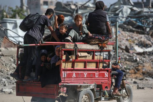 팔레스타인 사람들이 이스라엘의 대피 명령이 내려지자 19일(현지시간) 북부 가자지구를 떠나 가자시티로 이주하고 있다. AFP연합뉴스