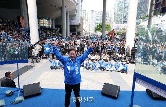 이재명 더불어민주당 대선 후보가 19일 서울 용산역 광장에서 열린 유세에서 방탄유리 사이에서 손을 들어 인사하고 있다. 박민규 선임기자