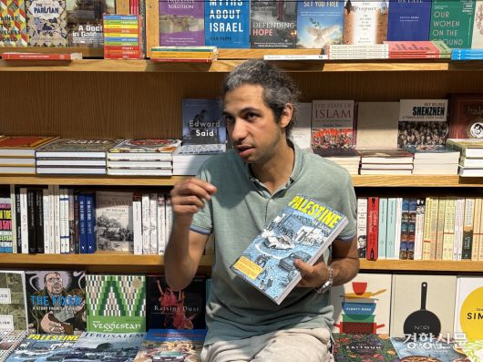동예루살렘에서 팔레스타인 서점 ‘에듀케이셔널 북샵’을 운영하는 마흐마드 무나. 김희진 기자