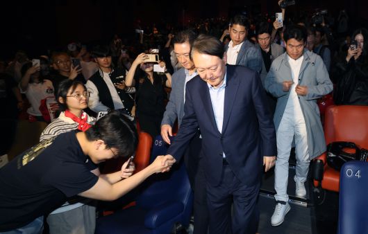 윤석열 전 대통령이 21일 오전 서울 중구의 한 영화관에서 영화 ‘부정선거, 신의 작품인가’ 관람을 마치고 상영관을 나서며 지지자와 인사하고 있다. 사진공동취재단