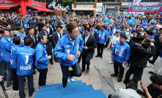가뿐히 이재명 더불어민주당 대선 후보가 21일 인천 남동구 구월동 로데오광장에서 유세 연단에 오르고 있다. 박민규 선임기자