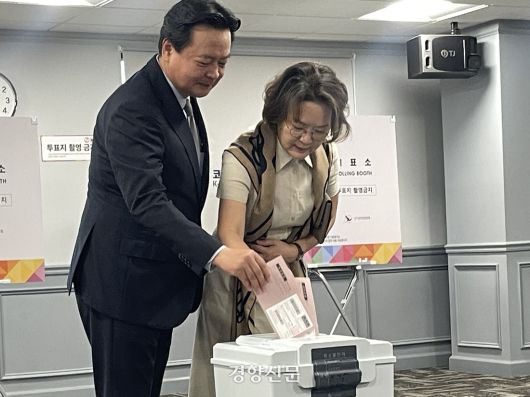 조현동 주미 한국대사 부부가 20일(현지시간) 미국 워싱턴 인근 코리안커뮤니티센터에 마련된 제21대 대통령선거 재외국민 투표소에서 투표하고 있다. 워싱턴/김유진 특파원