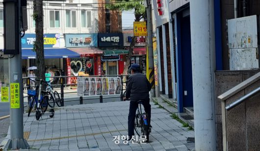 19일 경남 김해시에서 한 시민이 대선 후보 포스터를 보고 있다. 문광호 기자