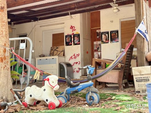 이스라엘 남부 니르 오즈 키부츠에서 하마스의 공격을 받은 비바스 가족의 집. 빈 집 벽에는 최연소 인질로 알려진 생후 9개월 크피르, 그의 형 4세 아리엘 등 숨진 비바스 가족을 추모하는 포스터가 붙어있다. 김희진 기자