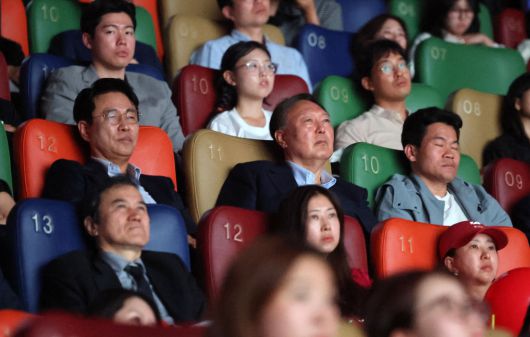 윤석열 전 대통령이 21일 오전 서울 중구의 한 영화관에서 영화 ‘부정선거, 신의 작품인가’ 관람을 하고 있다. 가운데줄 왼쪽부터 이영돈 감독, 윤 전 대통령, 한국사 강사 전한길씨. 사진공동취재단