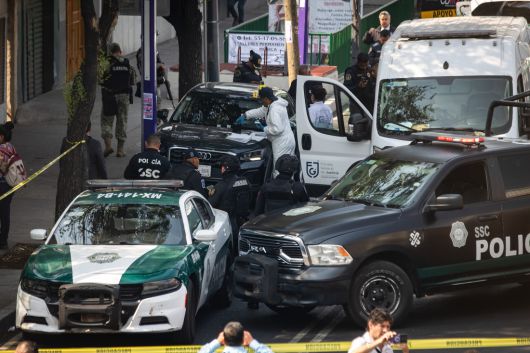 20일 클라라 부르가다 멕시코시티 시장의 개인비서와 정책 자문관이 살해된 차량을 경찰이 조사하고 있다. 신화통신연합뉴스