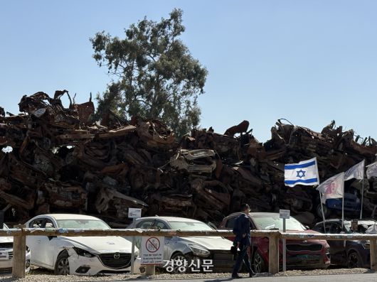 20일(현지시간) 노바 음악 축제 현장 인근에 놓인 자동차벽 추모장. 2023년 10월7일 하마스 기습 당시 불탄 차량 약 1650대가 장벽처럼 쌓여져 있다. 김희진 기자