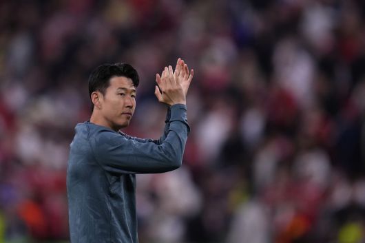 토트넘 손흥민이 22일 스페인 빌바오의 산 마메스 경기장에서 열린 맨체스터 유나이티드와의 2024~2025 유로파리그 결승전 시작을 앞두고 팬들에게 박수를 보내고 있다.    빌바오 | AP연합뉴스