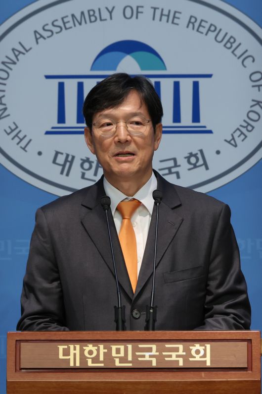 함익병 당시 개혁신당 선거관리위원장이 지난 3월18일 국회 소통관에서 개혁신당 대선 후보로 이준석 의원이 선출됐다고 밝히고 있다. 연합뉴스