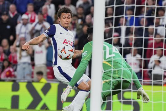 토트넘 브레넌 존슨이 22일 스페인 빌바오의 산 마메스 경기장에서 열린 맨체스터 유나이티드와의 2024~2025 유로파리그 결승전에서 전반 42분 골을 넣고 있다.  빌바오 | AP연합뉴스