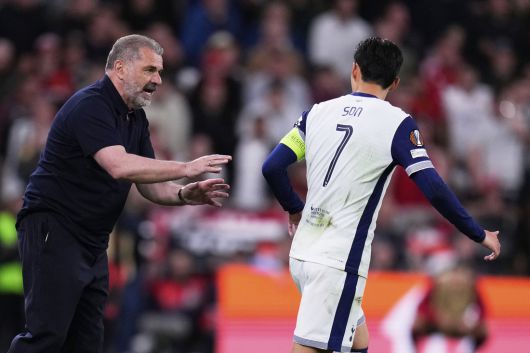 안지 포스테코글루 토트넘 감독이 22일 스페인 빌바오의 산 마메스 경기장에서 열린 맨체스터 유나이티드와의 2024~2025 유로파리그 결승전에서 손흥민에게 작전 지시를 하고 있다.  빌바오 | AP연합뉴스