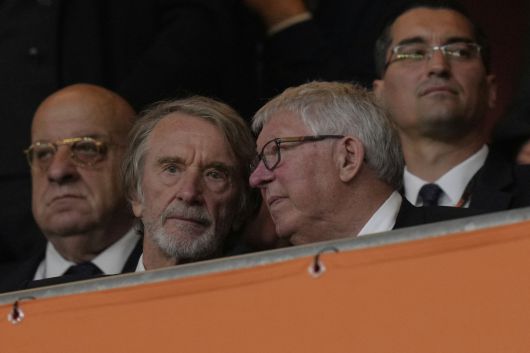 알렉스 퍼거슨 전 맨체스터 유나이티드 감독이 22일 스페인 빌바오의 산 마메스 경기장에서 열린 토트넘과의 2024~2025 유로파리그 결승전에서 경기를 보고 있다.  빌바오 | AP연합뉴스