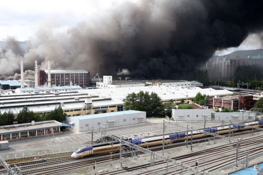 지난 17일 오후 광주 광산구 송정동 금호타이어 광주공장에서 연기가 나오고 있다. 연합뉴스