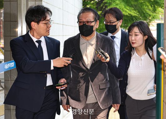 윤석열 전 대통령 부부의 청탐금지법 위반 의혹에 연루된 ‘건진법사’ 전성배씨가 지난 12일 불법 정치자금 수수 혐의 2차 재판을 받기 위해 서울남부지법으로 출석하고 있다. 문재원 기자