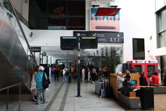 24일(현지시간) 프랑스 칸에서 일어난 대규모 정전으로 칸 기차역의 전광판이 꺼져있다. AFP연합뉴스