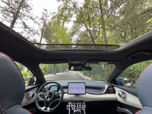 선쉐이드를 열고 하늘을 바라봤다. 파노라마 선루프 위로 펼쳐진 풍경이 장관이다. 권재현 선임기자