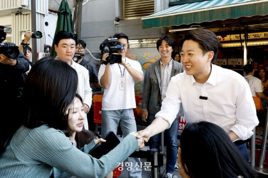 이준석 개혁신당 대선 후보가 25일 서울 종로구 서순라길에서 거리 유세를 하며 시민들과 인사를 나누고 있다. 2025.05.25 문재원 기자