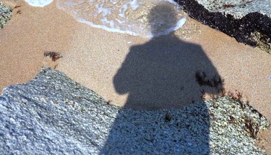 이영돈 감독이 바닷가에서 고뇌하는 모습이 담긴 다큐멘터리 영화 <부정선거, 신의 작품인가>의 한 장면. 더콘텐츠메이커 제공