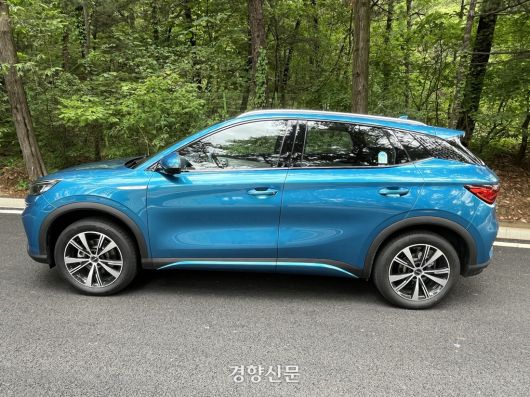 ‘아토3 플러스’ 측면 모습. 기자가 시승한 서프 블루(Surf Blue) 외에도 코스모스 블랙(Cosmos Black), 타임 그레이(Time Gray), 스키 화이트(Ski White) 등 3가지 외장 컬러가 더 있다. 권재현 선임기자