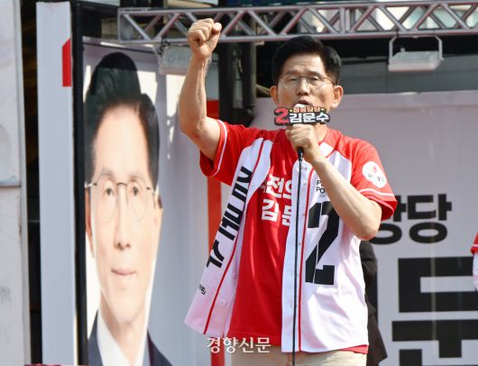 김문수 국민의힘 대선 후보가 25일 충남 홍성군 홍성읍 내포로에서 열린 유세에서 지지를 호소하고 있다. 한수빈 기자