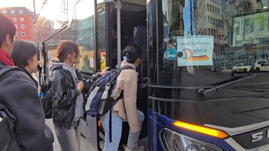 21대 대선 재외투표가 진행된 지난 24일(현지시간) 독일 뮌헨에서 투표소로 향하는 유권자들이 뮌헨 한인회가 준비한 버스에 오르고 있다. 뮌헨 한인회 제공