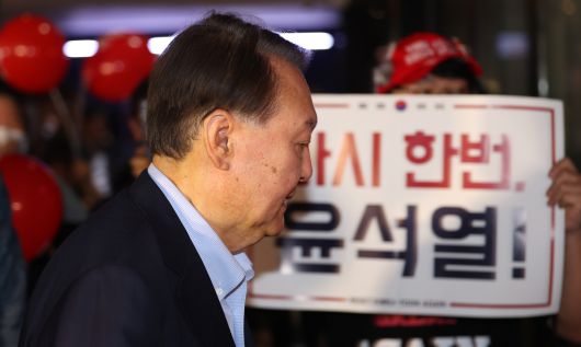 윤석열 전 대통령이 21일 서울 메가박스 동대문에서 이영돈 PD가 제작한 다큐멘터리 영화 ‘부정선거, 신의 작품인가’를 관람하기 위해 상영관으로 향하고 있다.  연합뉴스