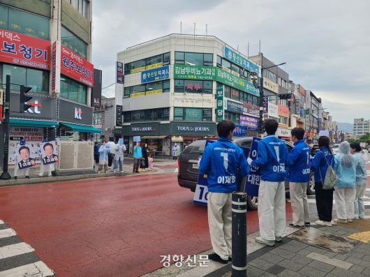 지난 24일 강원 원주 중앙시장 인근에서 이재명 더불어민주당 후보 선거운동원들이 유세를 하고 있다. 이보라 기자