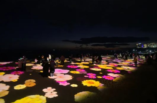 여름 피서철에 강원 속초해수욕장 남문 일원 백사장에서 오후 9시부터 10시까지 운영될 예정인 야간 해변 관광 콘텐츠인 미디어 아트(media art) ‘빛의 바다, 속초’ 시연 모습. 속초시 제공